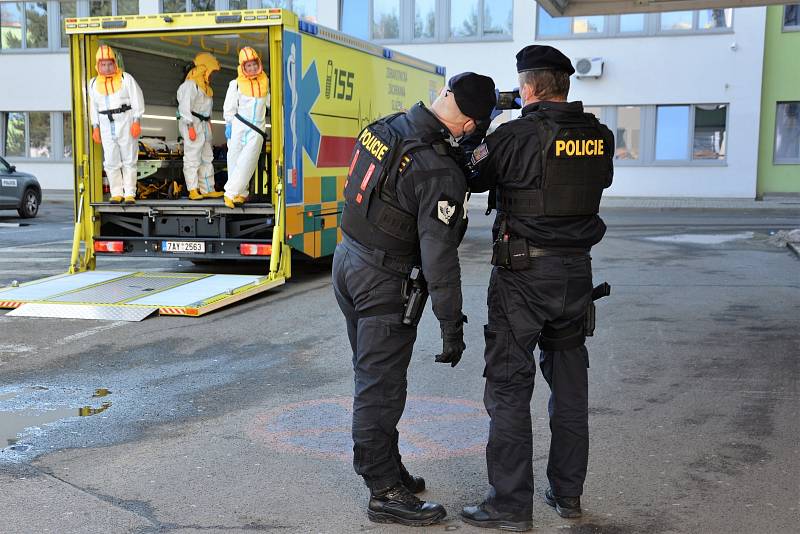 Velkokapacitní sanitka Zdravotnické záchranné služby hlavního města Prahy zvaná Fénix si přijela pro pět covid pozitivních pacientů do českolipské nemocnice