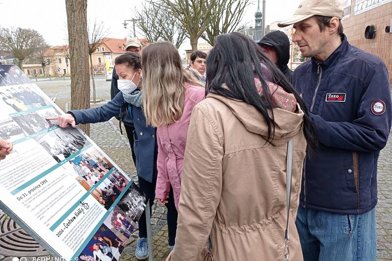 Výstava se nachází na náměstí Dr. E. Beneše v České Lípě. Návštěvníci si ji tu mohou prohlédnout do konce května.