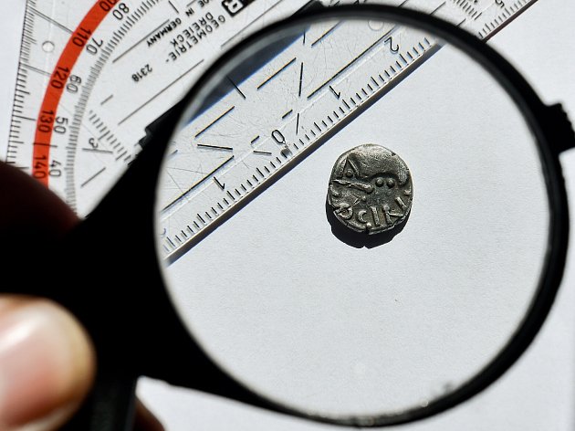 Stříbrná mince je nejvýznamnější osamocený archeologický nález, který loni českolipské muzeum získalo.