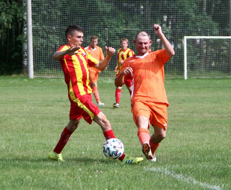 Horní Libchava (pruhované dresy) porazila Tuhaň jasně 8:0.