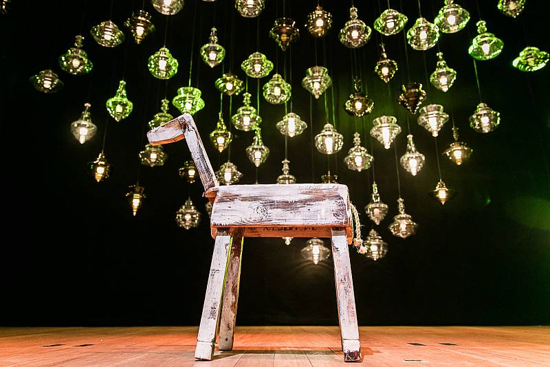Jeviště milánského Teatra Gerolama, kde probíhala výstava sklářské společnosti Lasvit, ozdobila soška dřevěného koně.