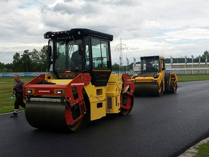Na autodromu u Sosnové mění celý povrch dráhy. Nový asfalt poprvé vyzkouší hasiči během kurzu Bezpečnostních jízd.