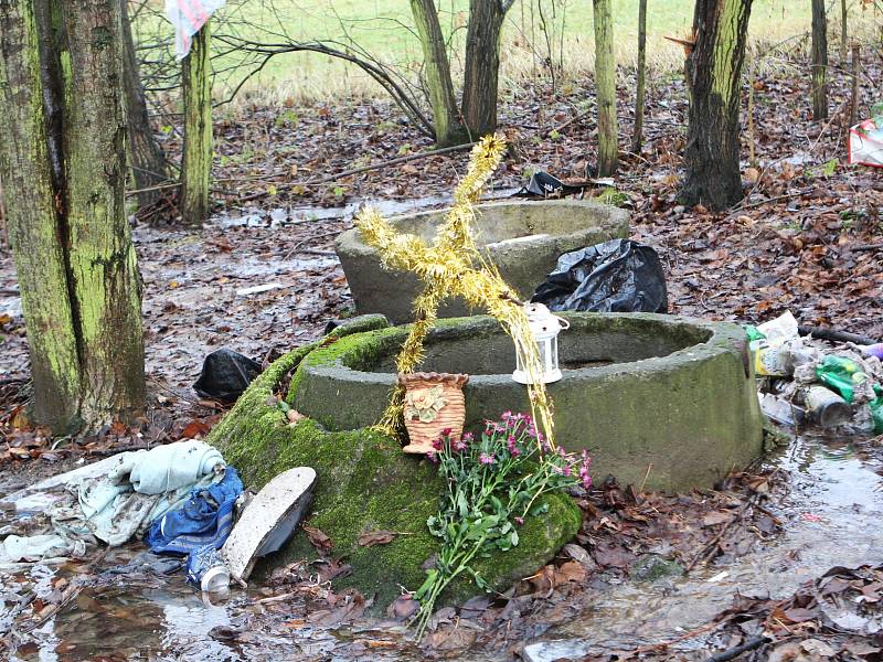 V lesíku za českolipským gymnáziem měli kriminalisté v neděli najít tělo ženy. Na místě jsou nyní svíčky a květiny. 