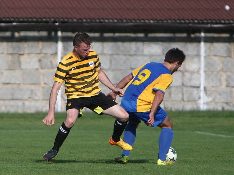 Lokomotiva Česká Lípa - Holany 1:4 (0:2). Českolipská Lokomotiva (žlutomodré dresy) podlehla doma Dynamu Holany 1:4. Třio góly vítězů vstřelil Daniel Kýček.