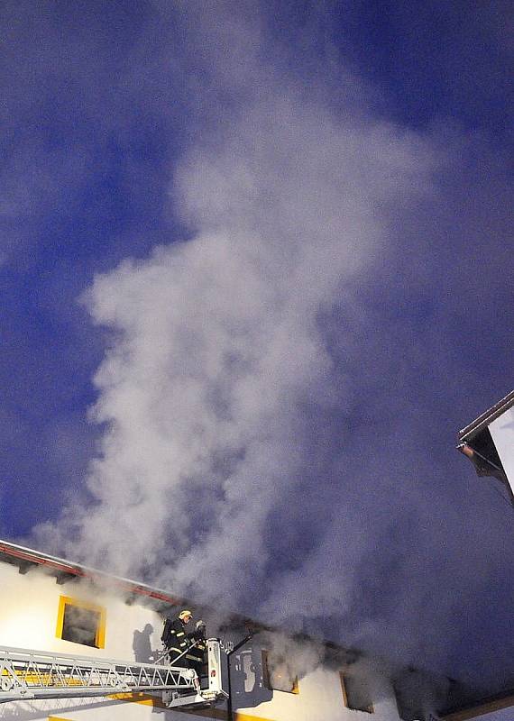 S ohněm, který poškodil třetinu rozsáhlé budovy, bojovalo několik desítek hasičů z Českolipska. 