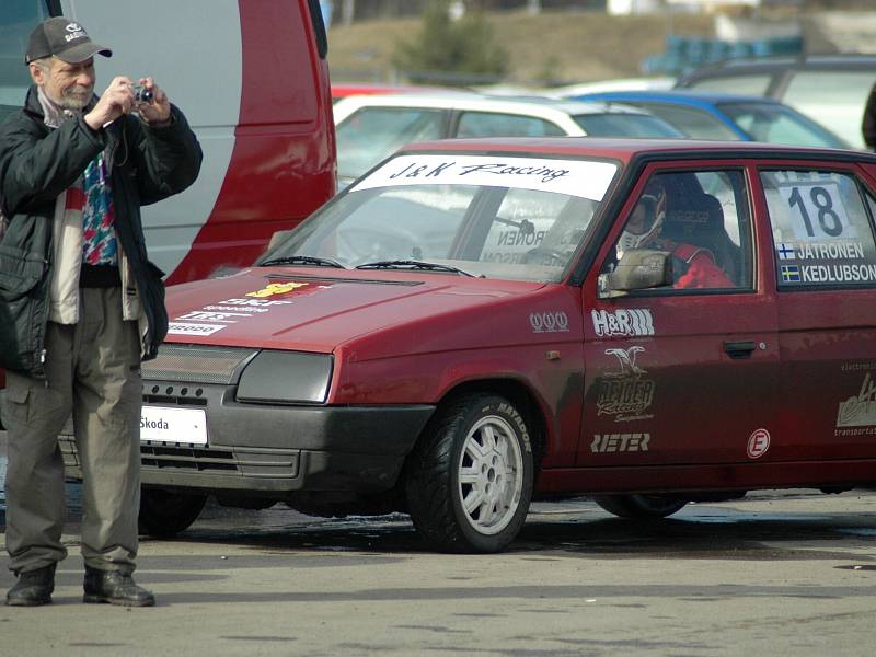 Na start čtvrtého dílu se postavilo dvaačtyřicet posádek, které si tak mohly vyzkoušet pocity účastníků Rally Bohemia nebo Setkání mistrů.