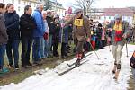 Díky dobrovolníkům ze Ski Polevsko, kteří zajistili „lokální sněžení“ na náměstí, mohl proběhnout závod na historických lyžích. 