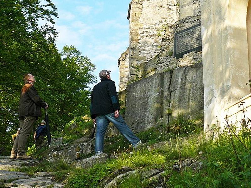 Výletníky neodradila od nočního výstupu na Bezděz ani nepřízeň počasí.