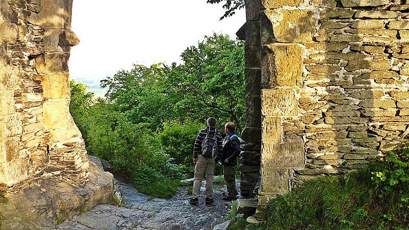 Výletníky neodradila od nočního výstupu na Bezděz ani nepřízeň počasí.