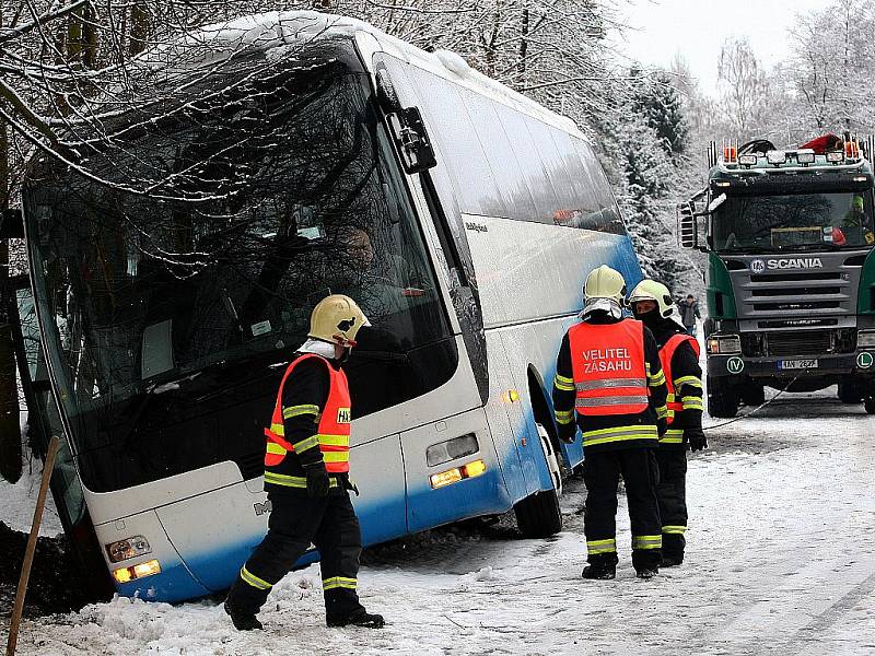 Nehoda autobusu v Břevništi.