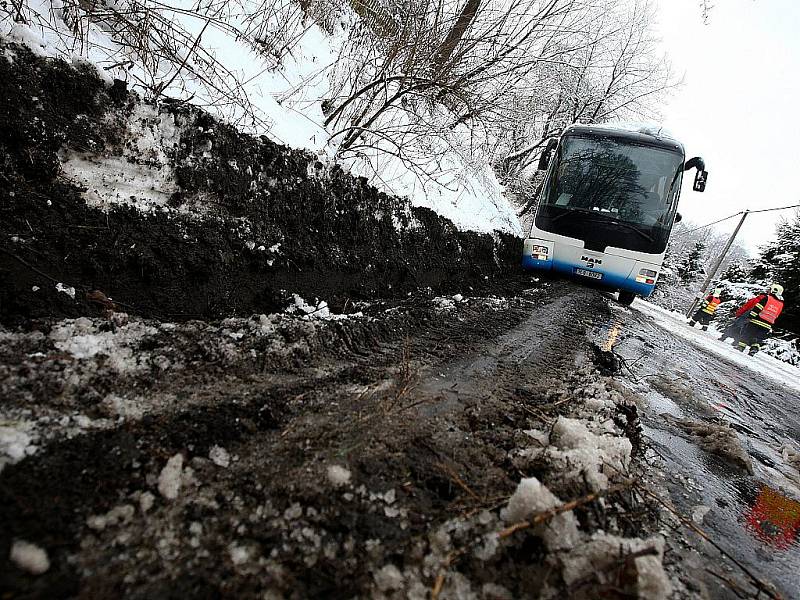 Nehoda autobusu v Břevništi.