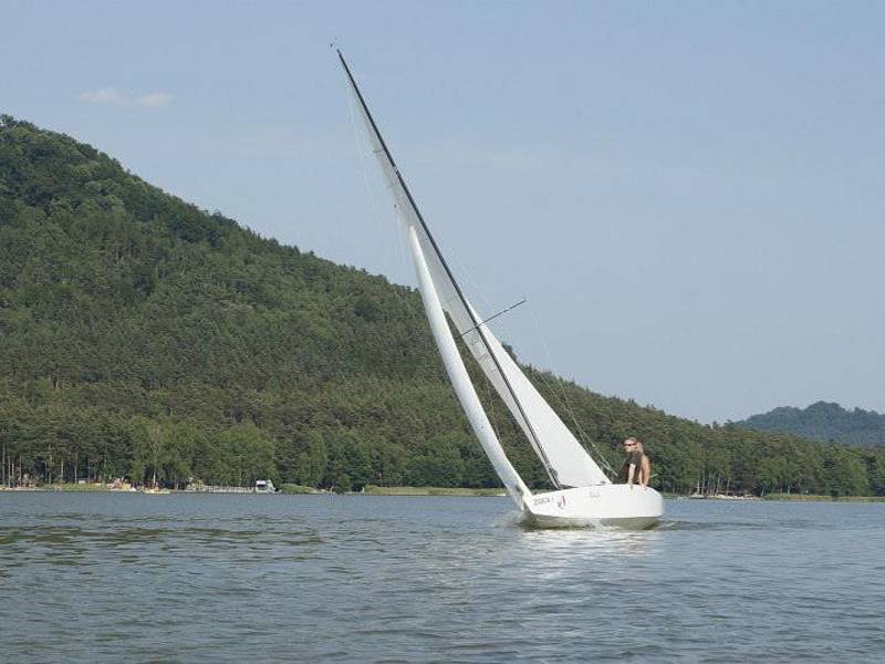 Kromě rekreačních jachtařů hostí Máchovo jezero každoročně řadu jachtařských závodů.