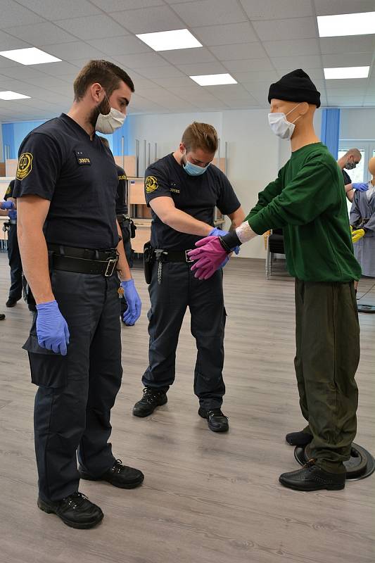 Realistické figuríny začaly sloužit při výuce dozorců.