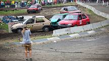 Destruction derby na autodromu. Den první.