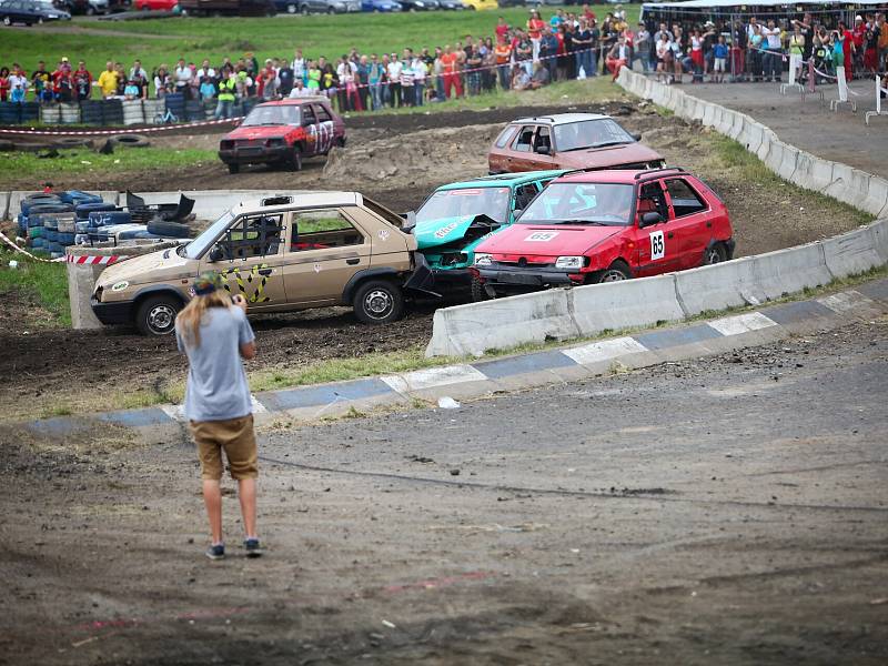 Destruction derby na autodromu. Den první.