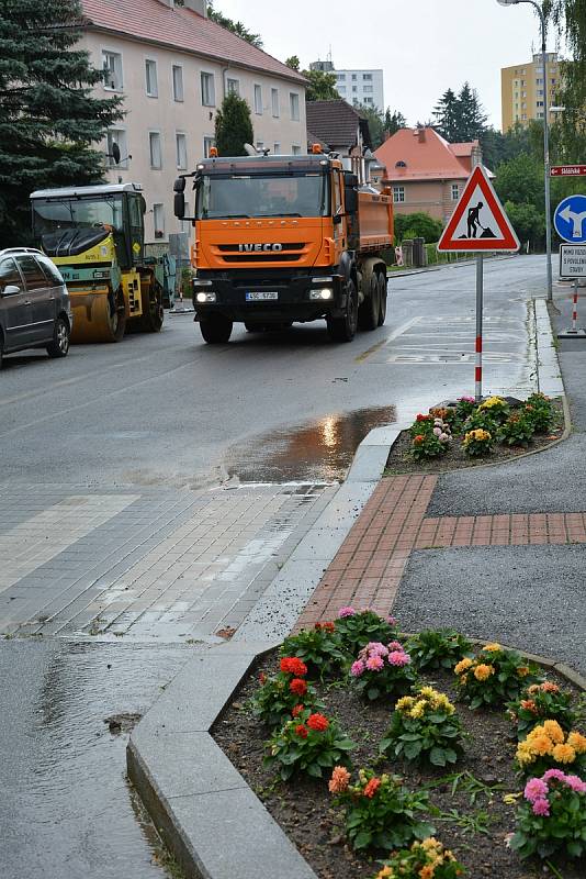 Stavba přerušila až do konce listopadu frekventovanou ulici Bedřicha Egermanna v Novém Boru.