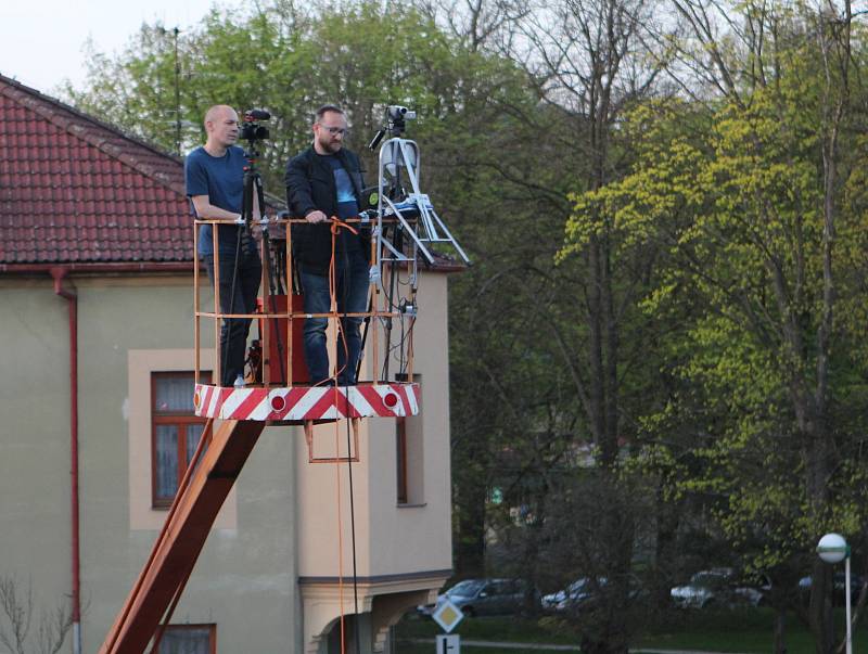 Na oslavu devadesáti let od založení českolipské "lidušky" uspořádala škola velkolepý koncert na střeše své budovy. Netajila přitom inspiraci podobným vystoupením, které v roce 1969 předvedli v Liverpoolu The Beatles.