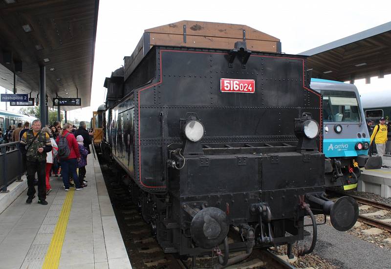 Nádraží v České Lípě ovládly parní lokomotivy. Nostalgie nalákala stovky lidí.