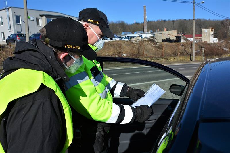 Policejní hlídka u uzavřeného motorestu na Práchni. Úterý 2. března