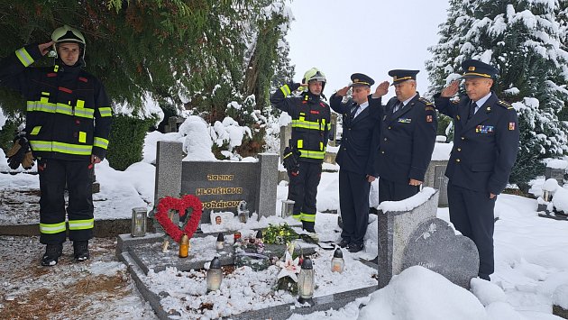 Smutné výročí. Hasiči z HZS Libereckého kraje uctili památku Jana Dvořáka, který zemřel při zásahu 30. listopadu 2022.