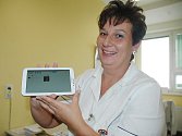 Snazší komunikaci s neslyšícími pacienty bude mít zdravotnický personál českolipské nemocnice. Pomůže mu s ní speciální tablet. 