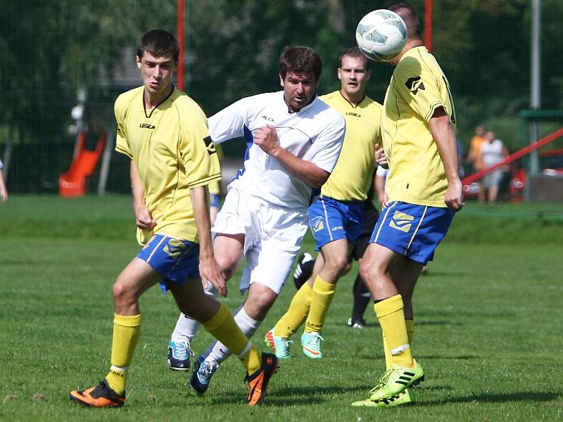 Bukovany - Lokomotiva Česká Lípa 2:3. Domácí Majerech se snaží proniknout mezi Klimentem a Lebduškou.