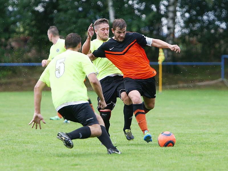 Skalice - Sedmihorky 0:2 (0:1). Marek s Kodrem se snaží zastavit průnik domácího Martínka.