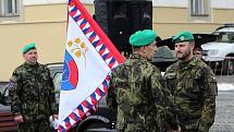 Rota armádních záložníků obdržela navíc repliku zástavy. Ta je o něco méně honosná než originál a je ji možné beze strachu z poškození brát i na cvičení a další akce.