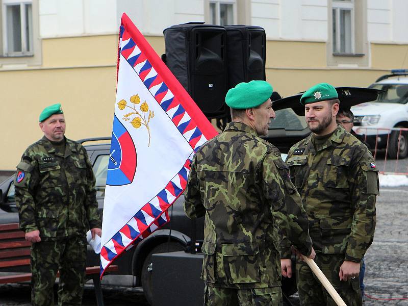 Rota armádních záložníků obdržela navíc repliku zástavy. Ta je o něco méně honosná než originál a je ji možné beze strachu z poškození brát i na cvičení a další akce.