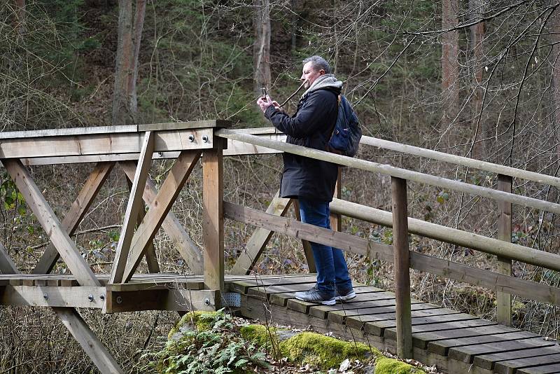 Peklo lákalo poslední březnový víkend stovky turistů mířících především za bledulemi.