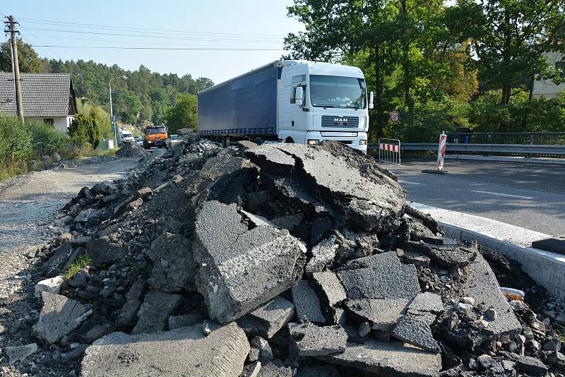 Okružní křižovatka vzniká na rušných trasách - silnicích I/9 a I/15 v Zahrádkách u České Lípy.