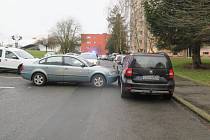 Volkswagen bez řidiče přejel silnici a naboural do Škody Yeti.