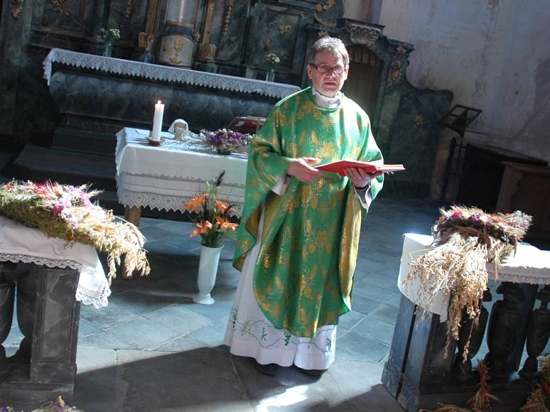 Dožínkovou slavnost v Brništi odstartovalo v sobotu v poledne Díkuvzdání Bohu za úrodu, které se konalo v kostele sv. Mikuláše nad návsí v Brništi.