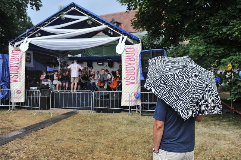 Na v pořadí už čtrnáctém Všudybudu se domácím i přes-polním divákům předvedly například rostoucí řady mladých hudebníků z regionu.