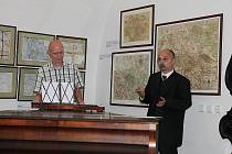 Expozice kopií dobových map vznikla ve spolupráci s Národní knihovnou ČR využitím části jejich dubnové výstavy Svět zašlý – Máchův kraj ve starých mapách. 