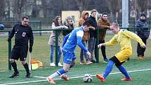 Arsenal Česká Lípa - FK Cvikov 1:0. Domácí Kýček (v modrém) se snaží pod dohledem rozhodčího Klimta obejít Vávru.