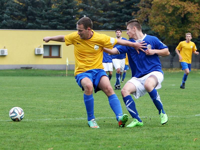 Loko Česká Lípa - Hrádek B 1:1. Tomášek (Loko - ve žlutém) v souboji s Petružálkem.