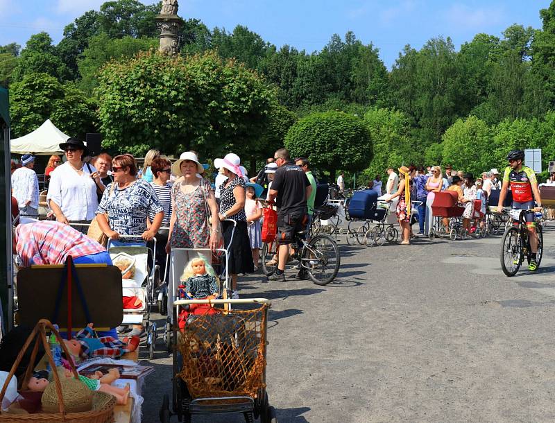 Stovka historických a retro kočárků se sešla v sobotu v Mimoni. První setkání uspořádal Spolek historie Mimoňska společně s městem.