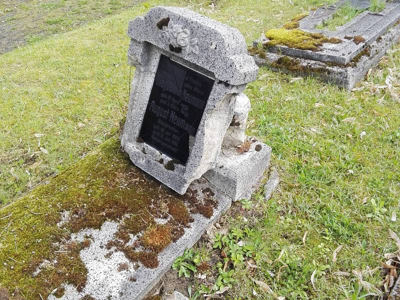 Po řádění vandala zůstaly na arnultovickém hřbitově povalené a rozlámané náhrobky, škodu utrpěly i ryté skleněné náhrobní desky.