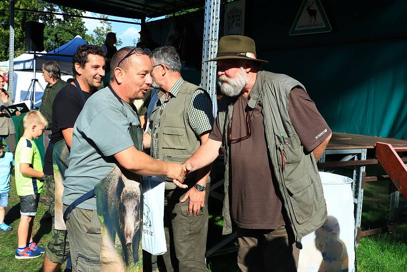 Vaření kotlíkových zvěřinových gulášů na otevřeném ohni a 1. ročník Zahrádeckého štrúdlu.