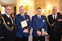 Hasičský záchranný sbor Libereckého kraje nominoval na prestižní ocenění dva strážníky městské policie Nový Bor Martina Rasela a Karla Boušku.