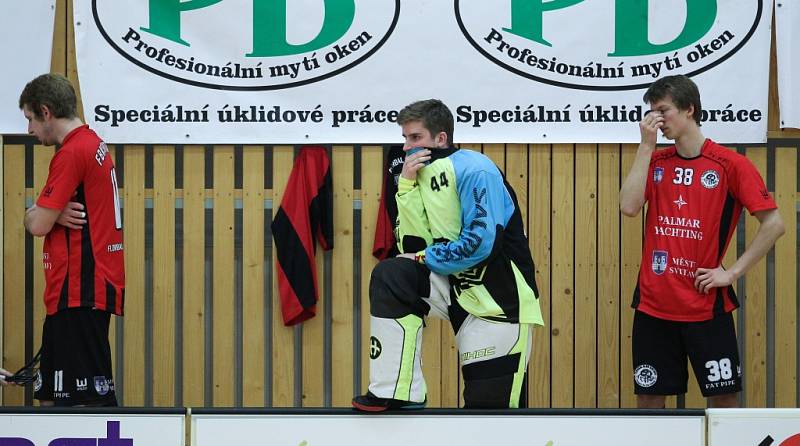 FBC PULLO TRADE Česká Lípa - FbK Svitavy 7:4 (1:3, 2:1, 4:0).