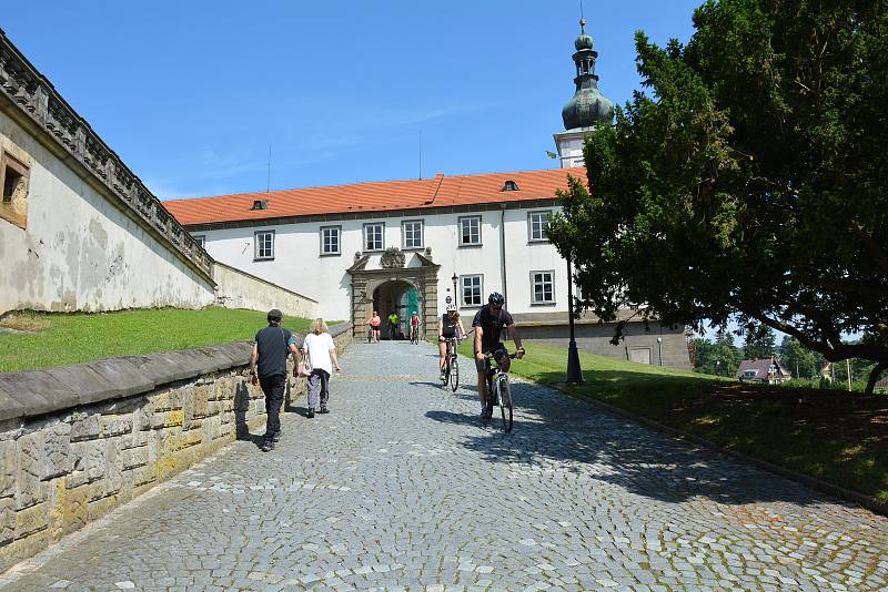 Michaela Dolinová provází návštěvníky po státním zámku v Zákupech.