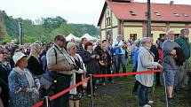 Zázrak. Skláři Jiřího Pačinka proměnili pustnoucí kostel v "křišťálový chrám". V pátek 12. 6. večer nad tím žasly stovky lidí.