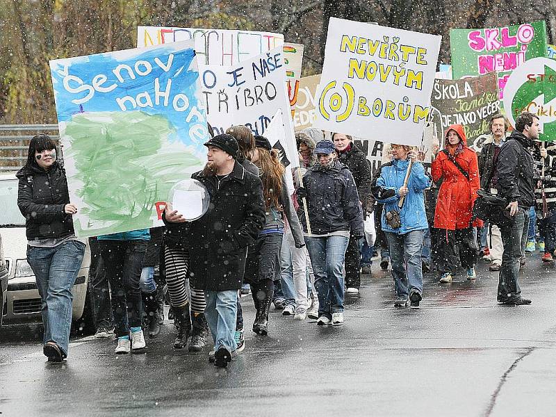 Demonstrace studentů před krajským úřadem. 