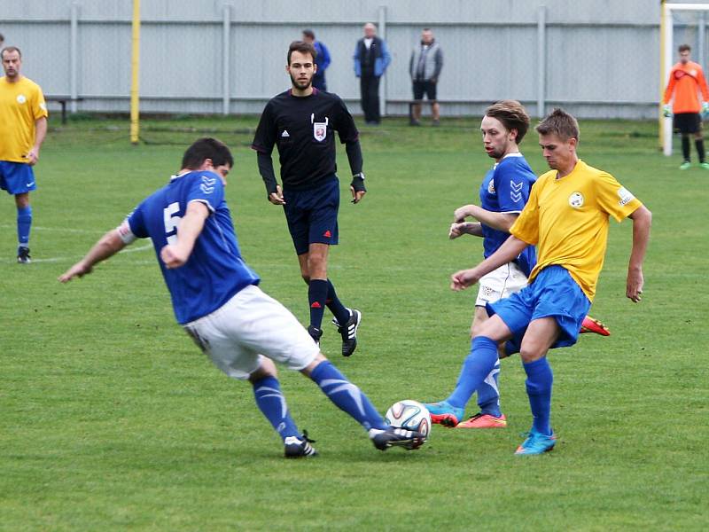 Loko Česká Lípa - Hrádek B 1:1. Kapras s Petružálkem se snaží zastavit akci domácího Nevrlého.