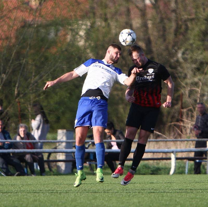 Hosté od řeky Ploučnice (tmavé dresy) podlehli Velvarům 2:5.