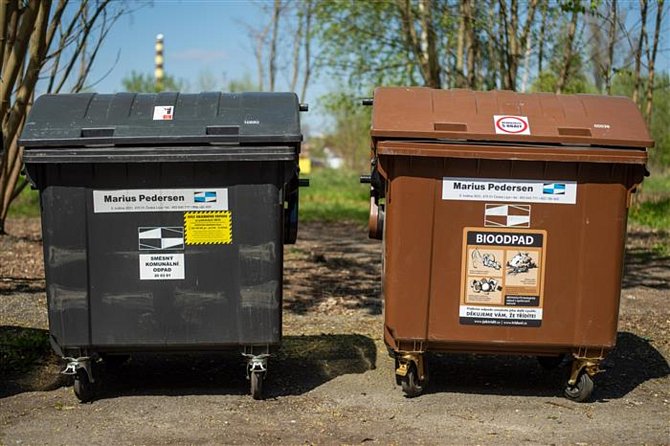 Černý kontejner je na směsný odpad, hnědý na bioodpad.