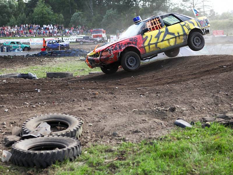 Destruction derby na autodromu.