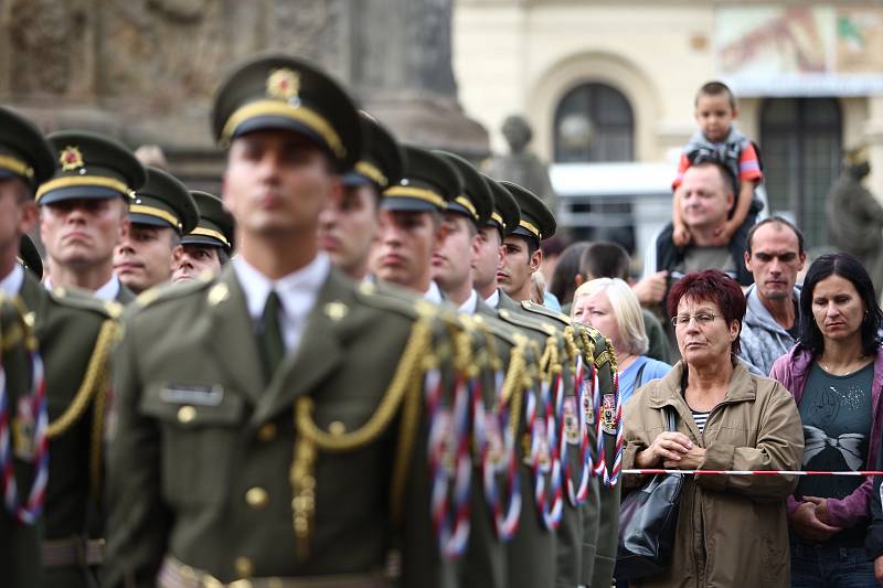 Vzpomínkový akt k 65. výročí vzniku první poválečné výsadkové jednotky čs. armády v Zákupech ve městě proběhl v sobotu v rámci 16. ročníku Zákupských slavností.